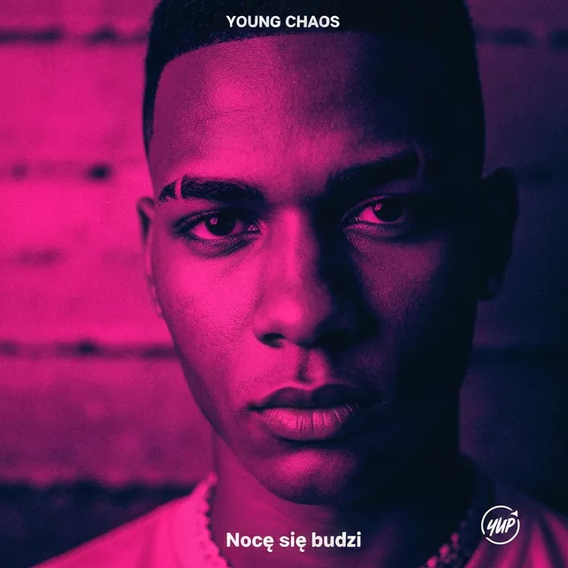 Nocą się budzi – Young Chaos, okładka