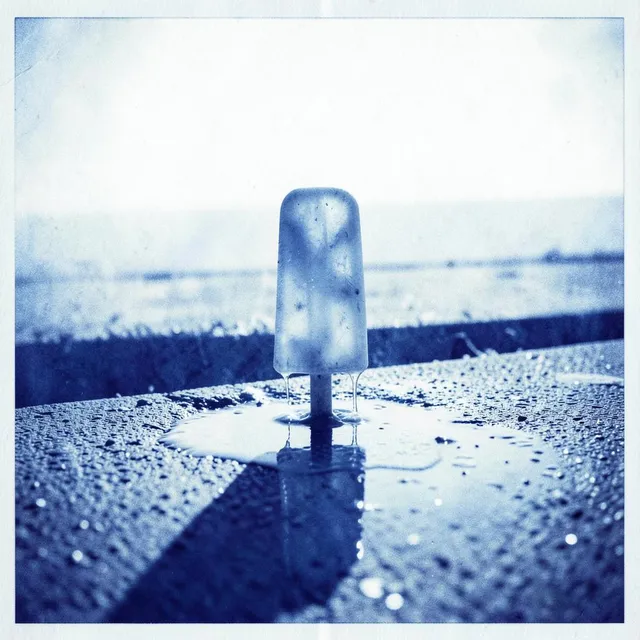 Popsicle melting fast on my thumb – Velvet Prism, okładka