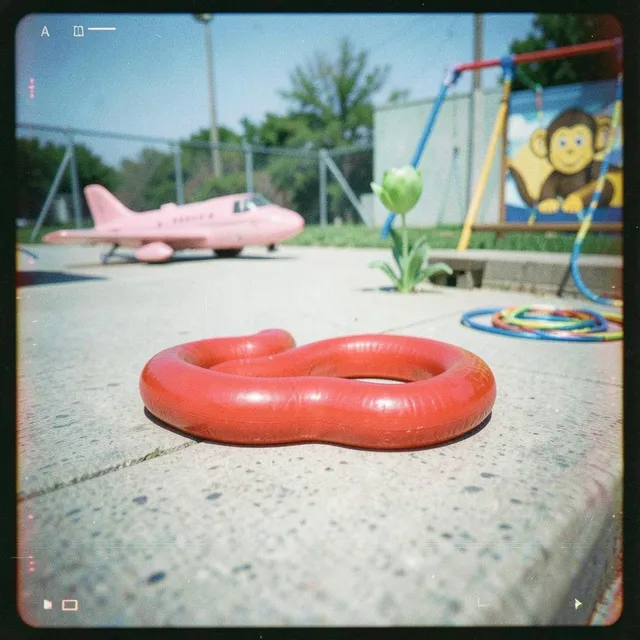 Czerwony wąż biegnie przez plac by Wesołe Traktorki — Kids & Fairy Tale Upbeat cover art on WeavyAudio
